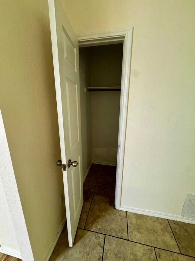 Building Photo - Spacious 4 Bedroom 2 Bath