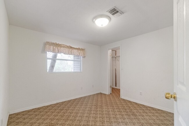 Building Photo - Escape to your private retreat!