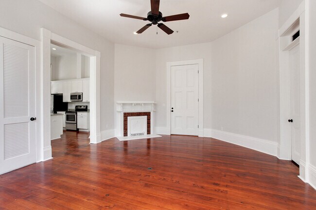 Building Photo - Private Porch - 1BR/1BA Newly Renovated 1 block to Streetcar