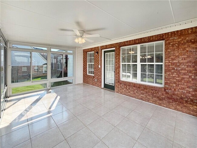 Building Photo - 3385 Stoneleigh Run Dr NE