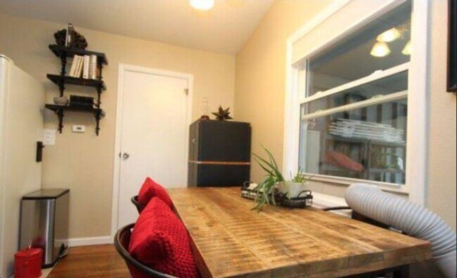 Building Photo - Updated 3 Bed Home with Vaulted Ceilings, Solar Panels & Large Corner Lot!