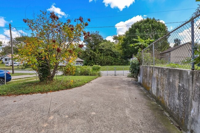 Building Photo - Adorable 4 bedroom | 2 bathroom | 2 car ga...