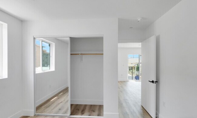 Building Photo - Newer Townhouse Available!