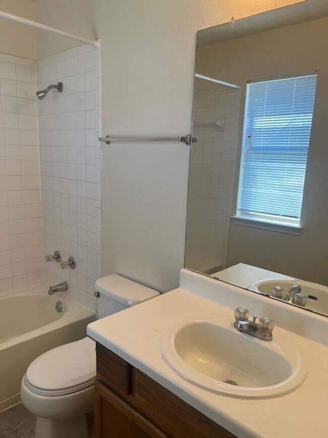 Building Photo - 929