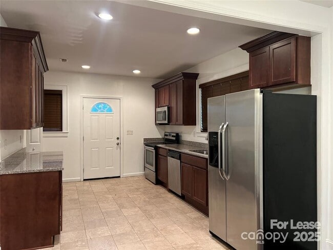 Building Photo - 424 Woodvale Pl