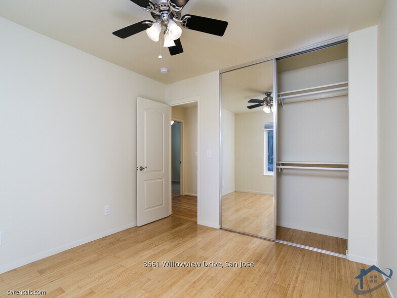 Building Photo - 3661 Willowview Dr