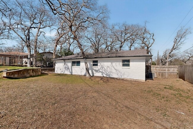 Building Photo - 1900 Mimosa Dr