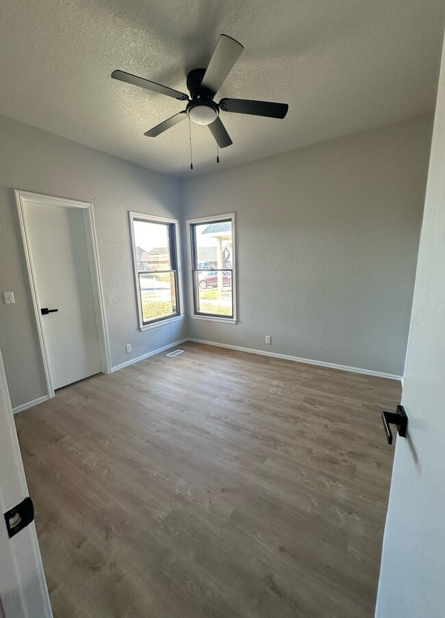 Building Photo - 2611 Silvertree Dr