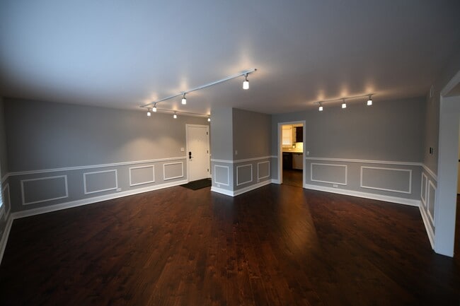 Building Photo - 2739 W Glenlake Ave