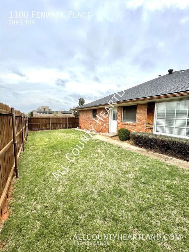 Building Photo - Charming Duplex in Nichols Hills!