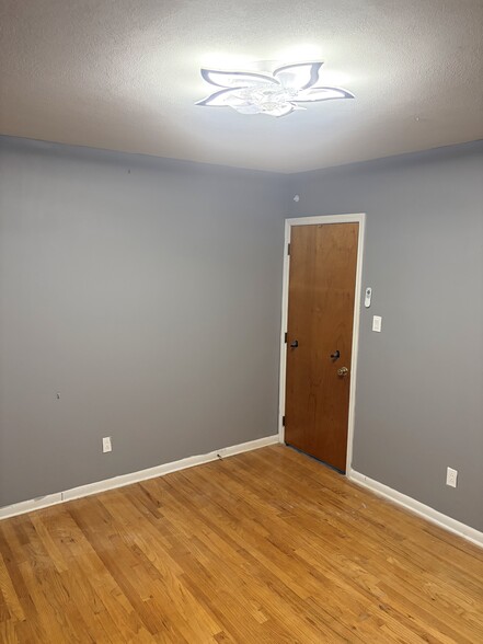 Building Photo - 582 Roberta Ave