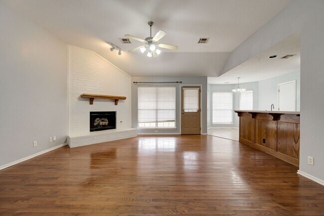 Building Photo - Gorgeous 3 bedroom 2 Bath Home in the Heart of Edmond