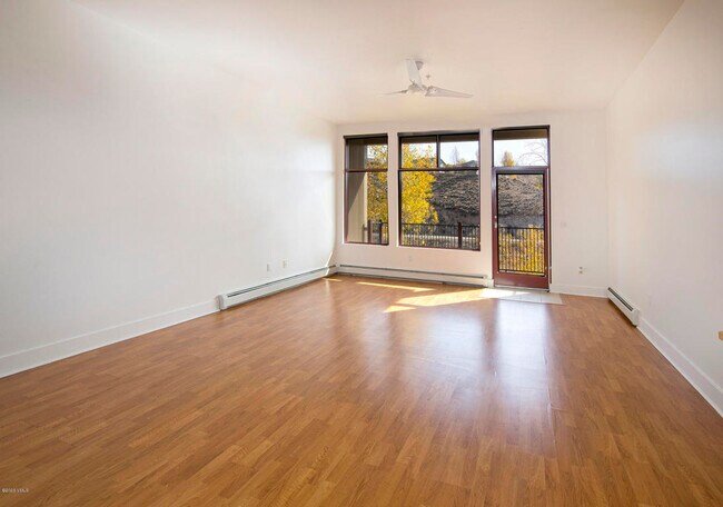 Building Photo - 705 Nogal Rd