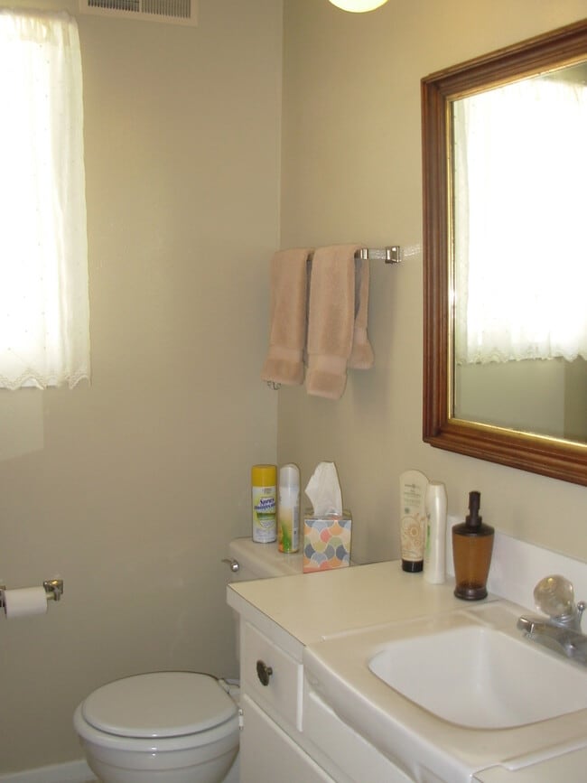 Building Photo - 2 bedroom and 1.5 bath house in Los Osos