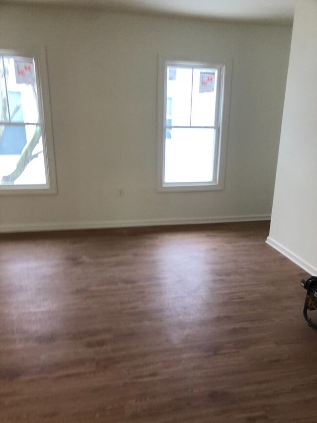 Building Photo - Central School District!