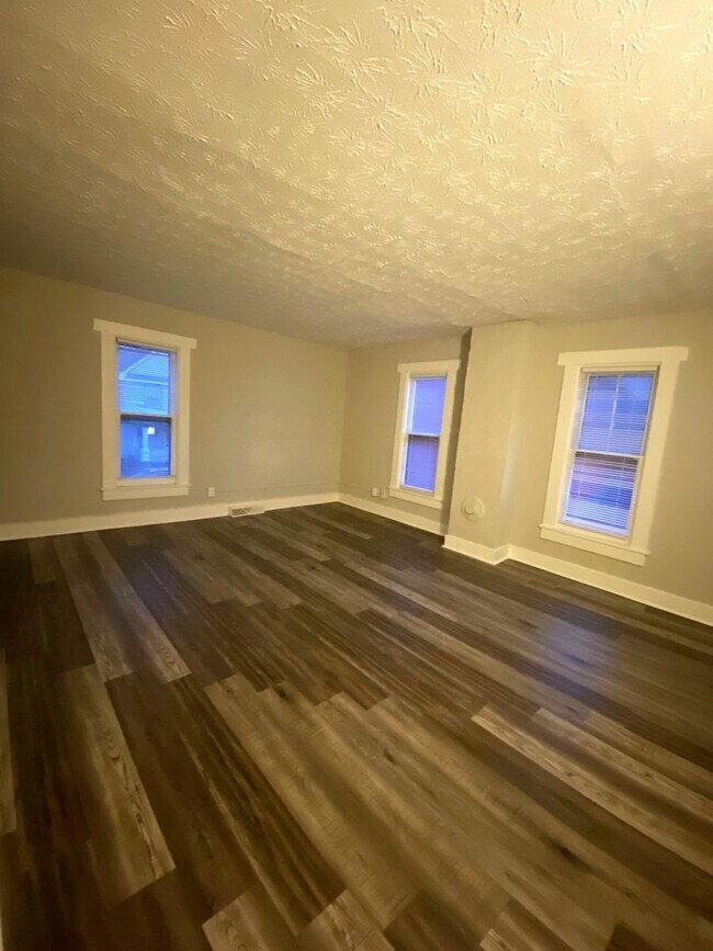 Building Photo - Cat Friendly 1 Bedroom Apartment with Move In Special!