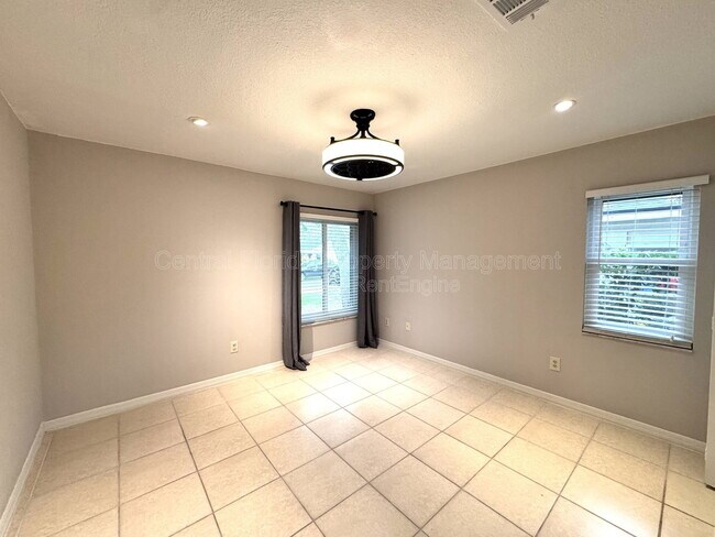 Building Photo - 721 Endeavour Dr S