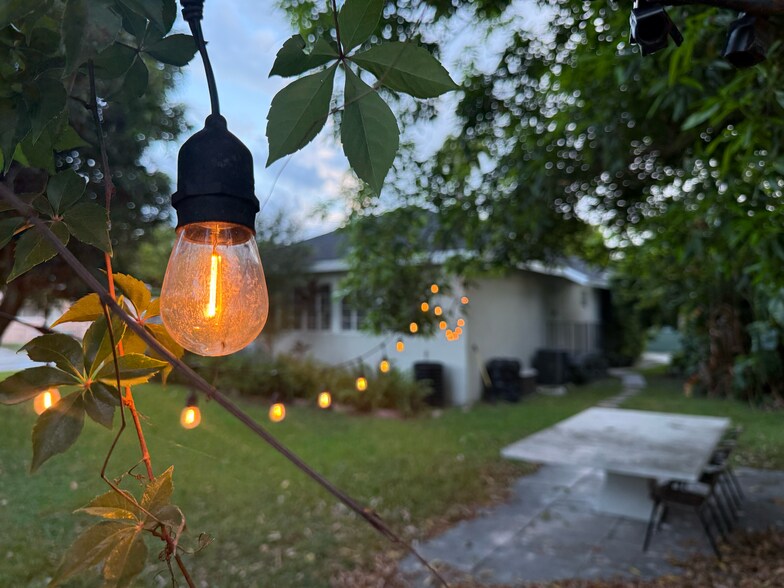 Side - 934 SW 8th Ct