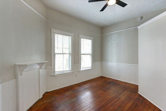 Building Photo - Renovated Two Bedroom Aprtment