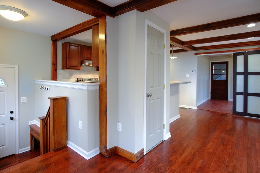 Building Photo - 493 Riverside Dr