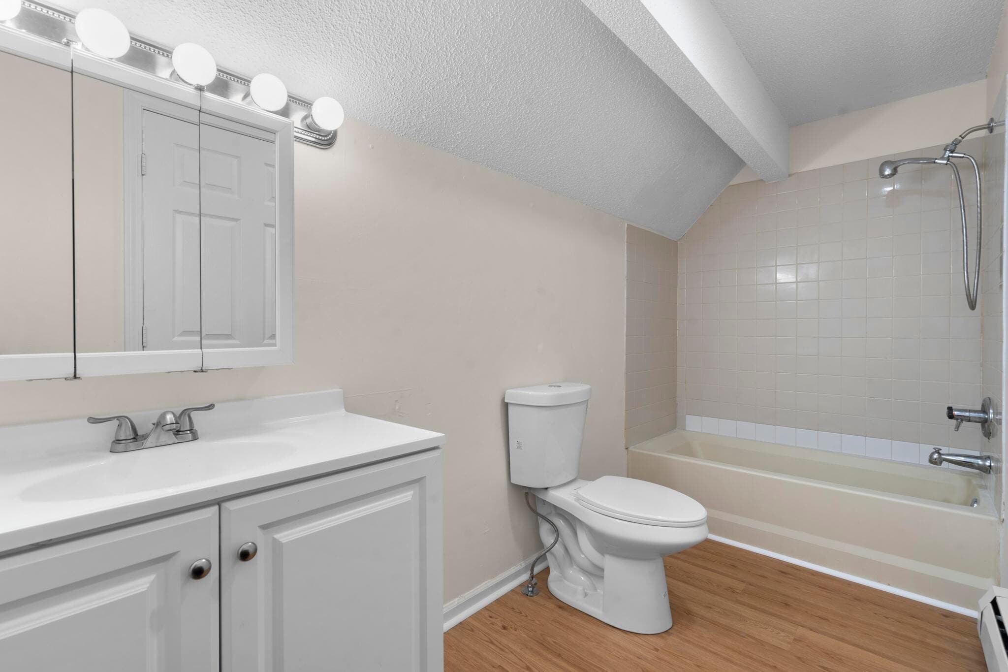 Full Bath - 670 Middletown Ave
