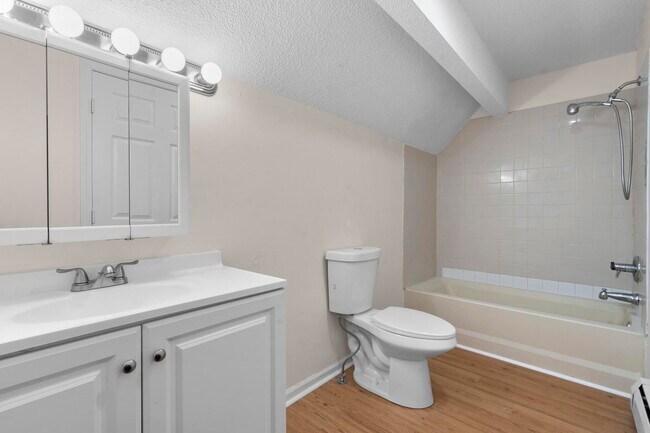 Full Bath - 670 Middletown Ave