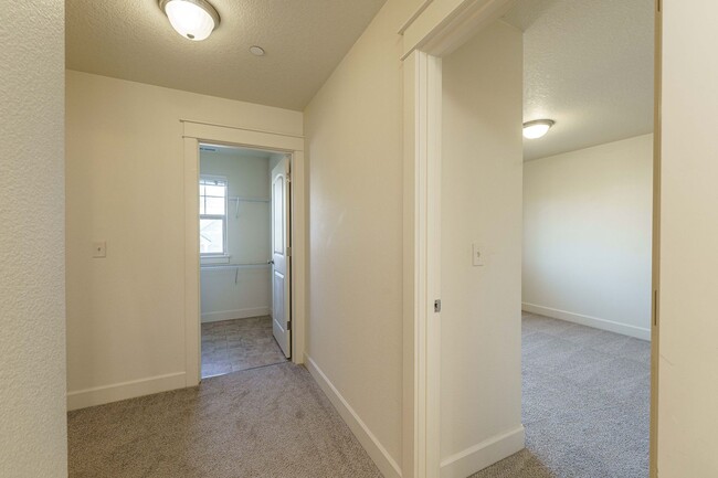 Building Photo - $1000 OFF MOVE IN SPECIAL - 4 Bedroom 2.5 ...