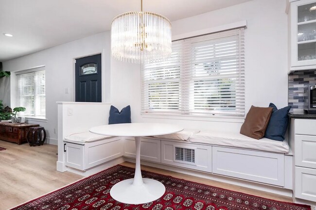 Building Photo - 1326