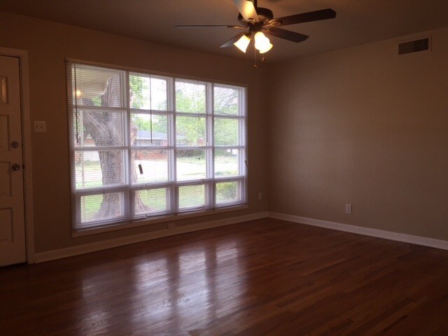 Building Photo - Huge Updated 4 Bedroom/2 Bath/2 Living Room House close to TTU - Available AUGUST