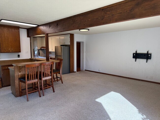 Building Photo - Desirable St Francis Neighborhood