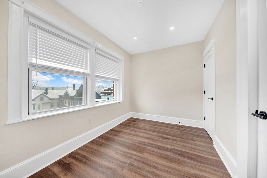 Building Photo - 105 School St