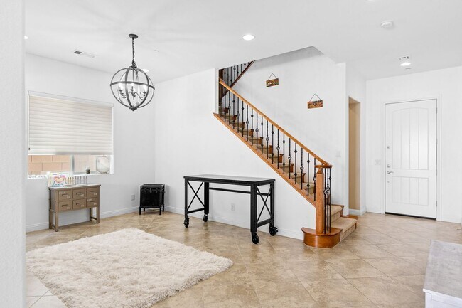 Building Photo - 5 Bed home w/downstairs bed. Private pool.