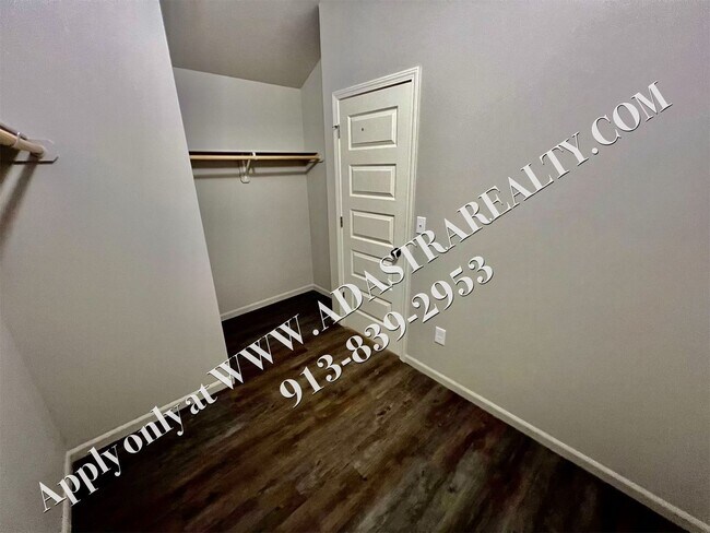 Building Photo - Like New Ranch in Spring Hill-Available in...