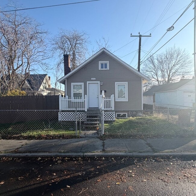 Primary Photo - 2216 N Oak St