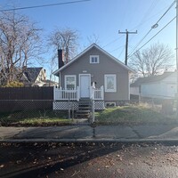 Building Photo - 2216 N Oak St