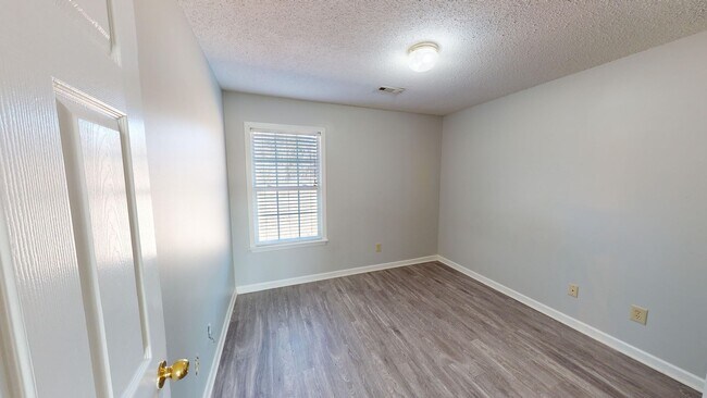 Building Photo - Renovated Three Bedroom Columbia Townhome!!