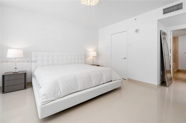 Building Photo - 5875 Collins Ave