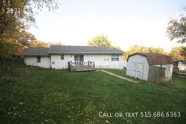 Building Photo - Large 3 bedroom 2 bath home with attached ...