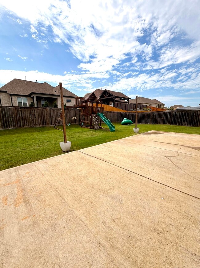 Building Photo - 280 Lilly Dr