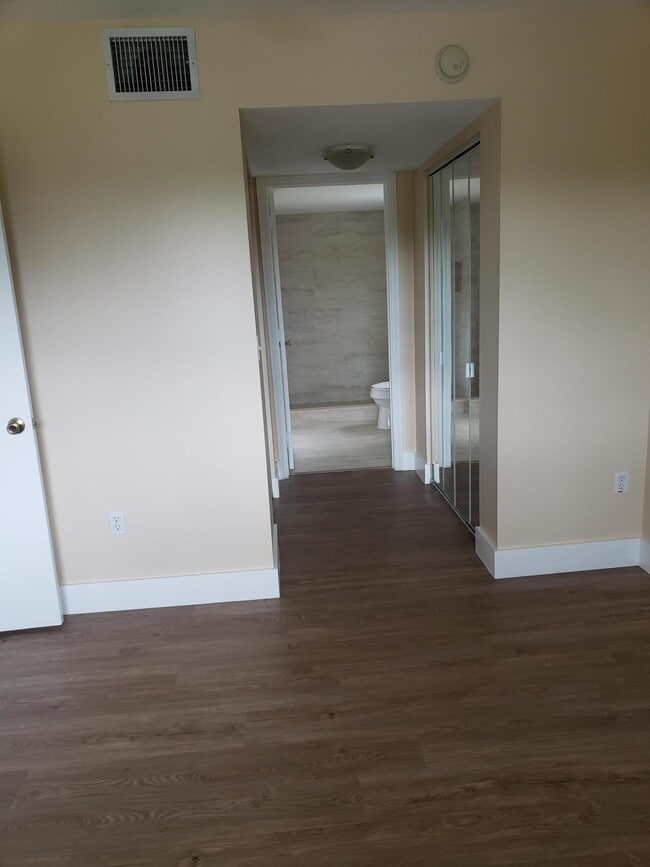Building Photo - 700 Crestwood Ct S