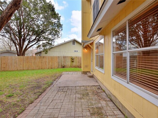 Building Photo - 716 Decker Prairie Dr