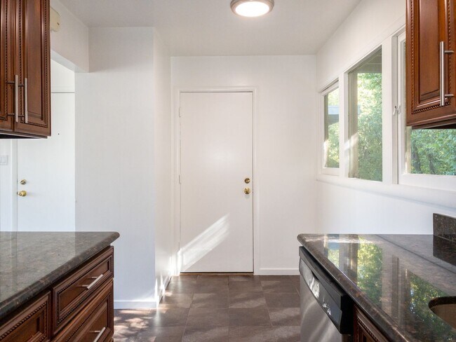 Building Photo - 1BR/1BA Charmer! BAY VIEWS and Parking! Laundry On-Site! Balcony! PROGRESSIVE