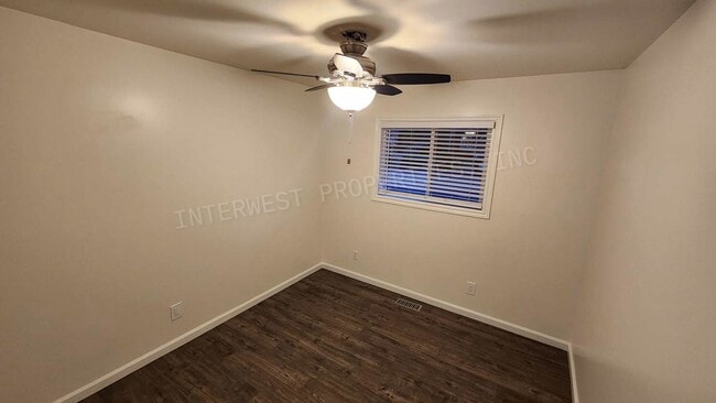 Building Photo - Remodeled 3 bedroom Ranch Style Milwaukie Home With SS Appliances, Fenced Backyard, Washer/Dryer ...