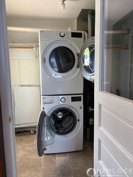 Washer & Dryer Included - 916 Blaine St