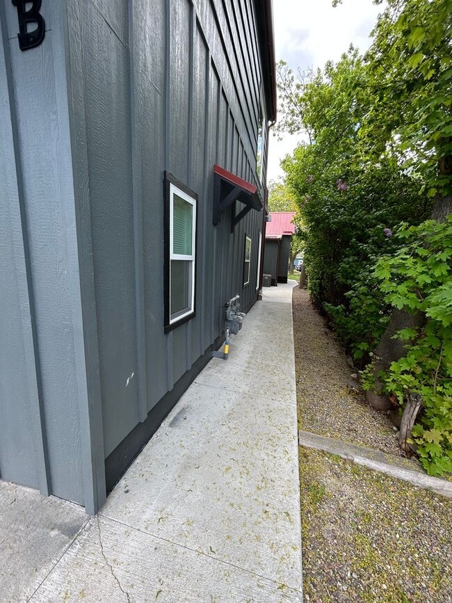 Building Photo - 2 Bedroom | 2 Bathroom Upstairs Duplex