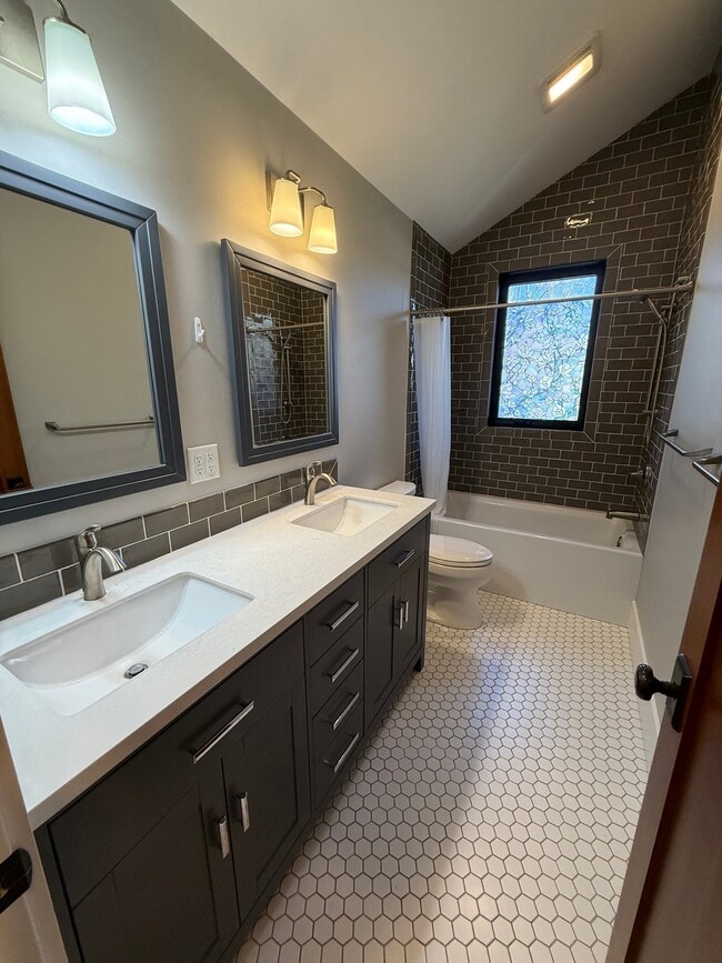 Building Photo - 425 S Yellowstone St