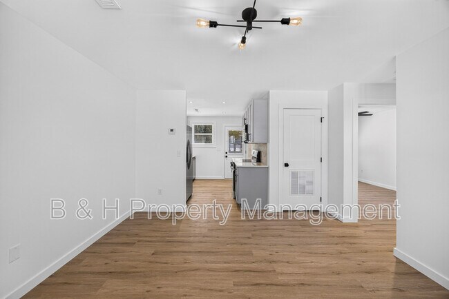 Building Photo - 206 Boatman St