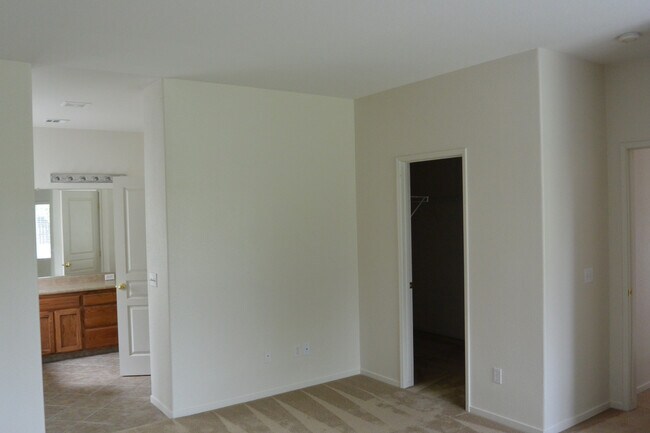 Building Photo - Nice 2 Bedroom home with an office in South East Visalia off of Caldwell and Pinkham