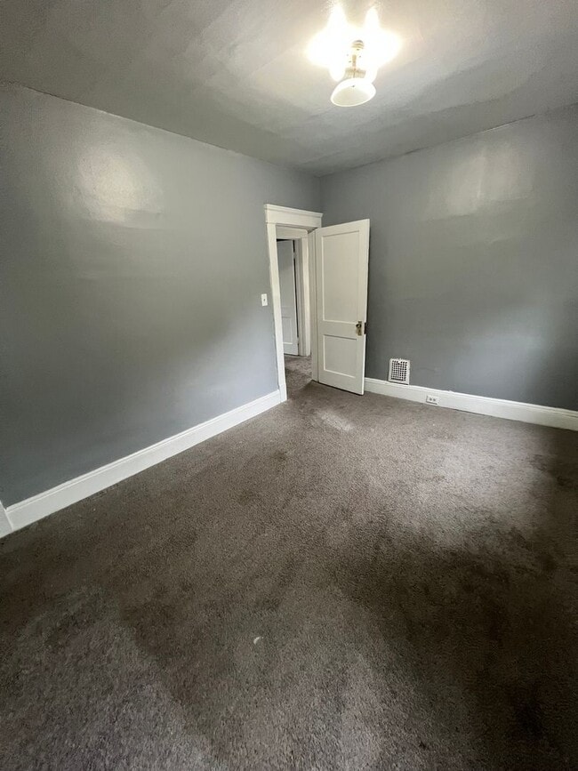 Building Photo - 4 Bedroom Single Family in Cleveland ,Ohio