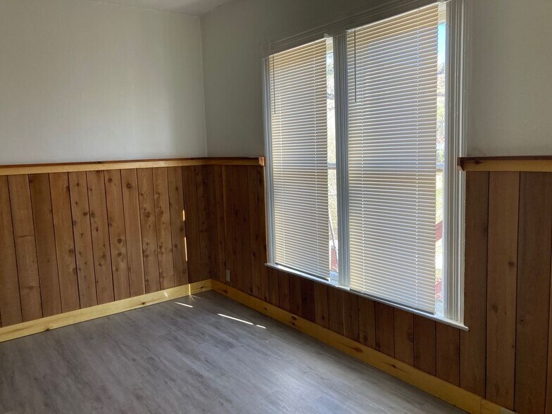 Building Photo - 1015 Manitou Ave